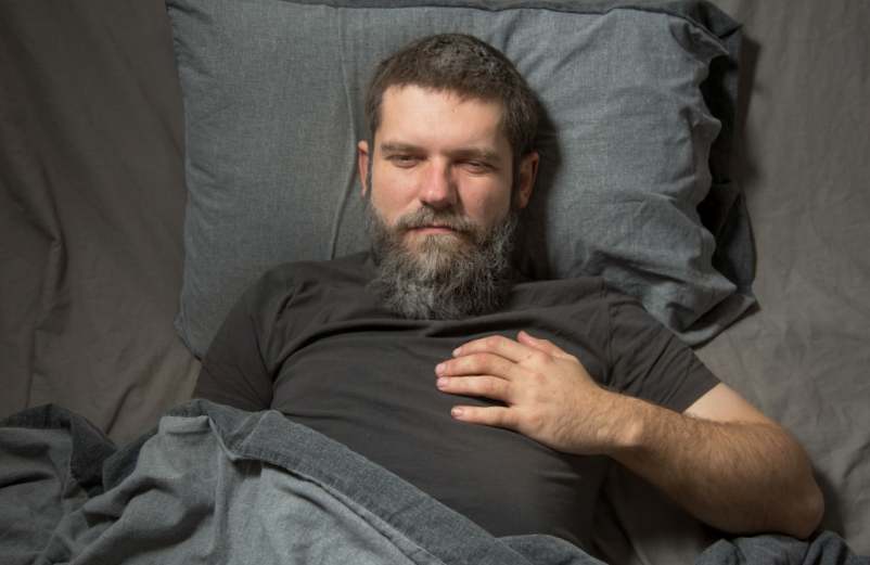 Pourquoi je sens mon cœur battre quand je suis allongé : causes et prévention
