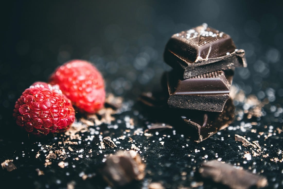Carrés de chocolat noir à 70 % de cacao sur une surface en ardoise