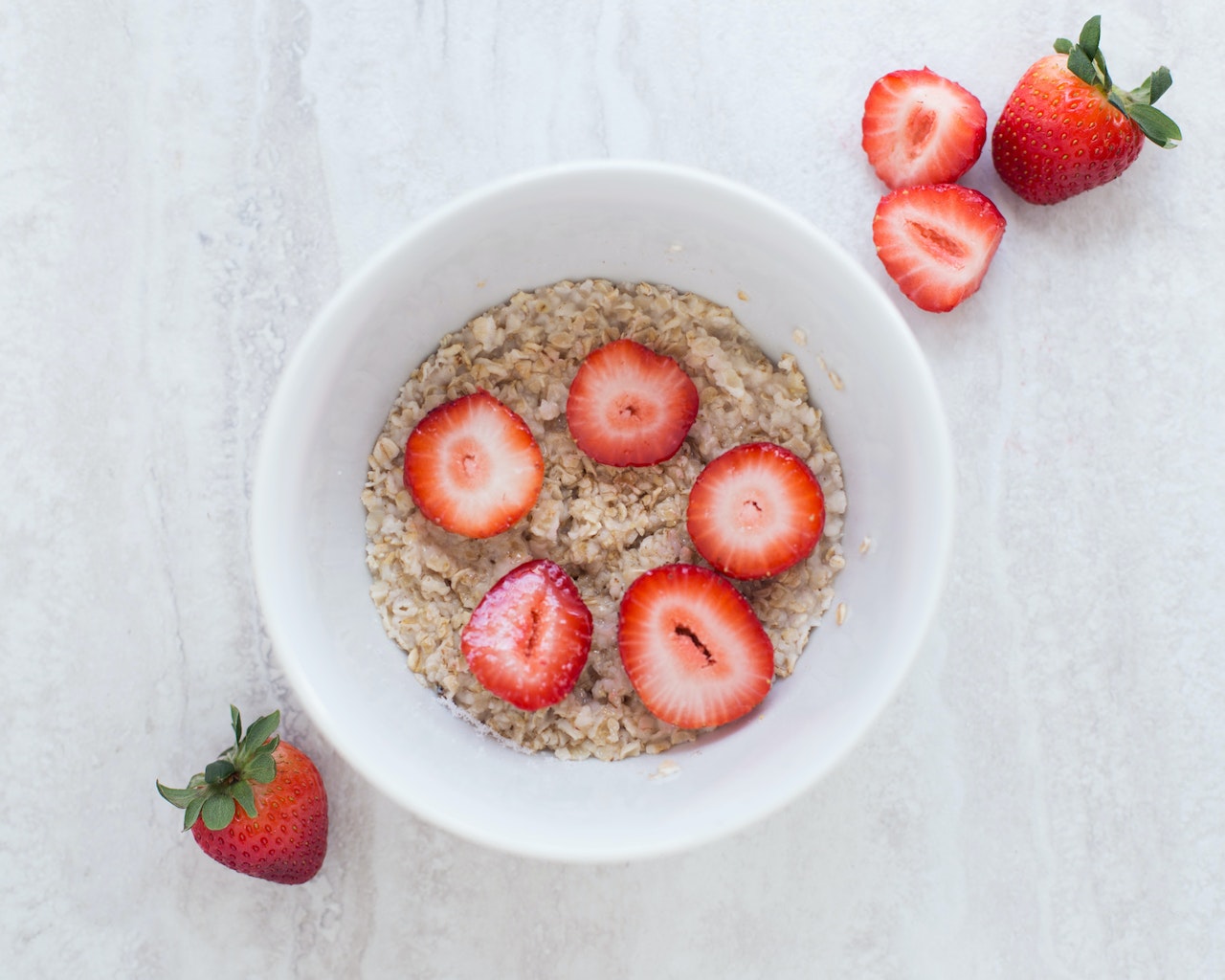 Bol de porridge aux flocons d'avoine avec fruits frais et quelques graines