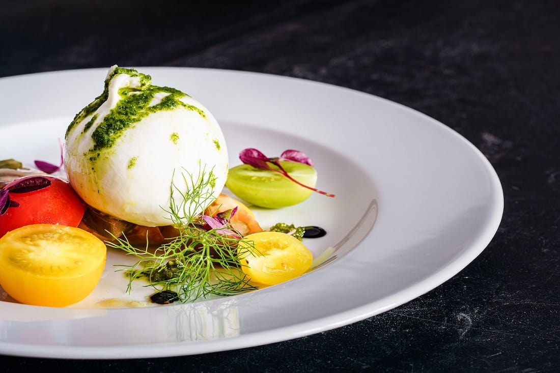 Tranches de mozzarella fraîche avec tomates et basilic dans une salade caprese