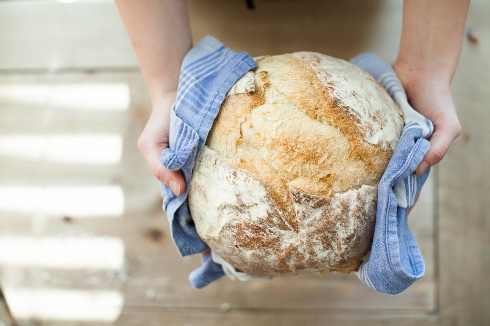 Tranches de pain baguette tradition sur une planche en bois