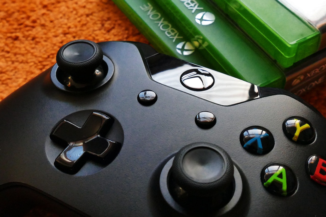Enfant jouant aux jeux vidéo avec une manette, temps d'écran