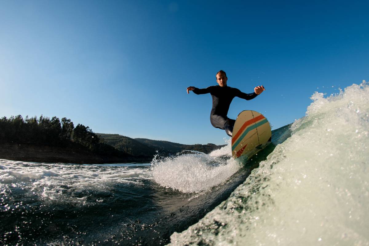 Surf : bienfaits pour la santé, comment débuter et pratiquer toute l'année