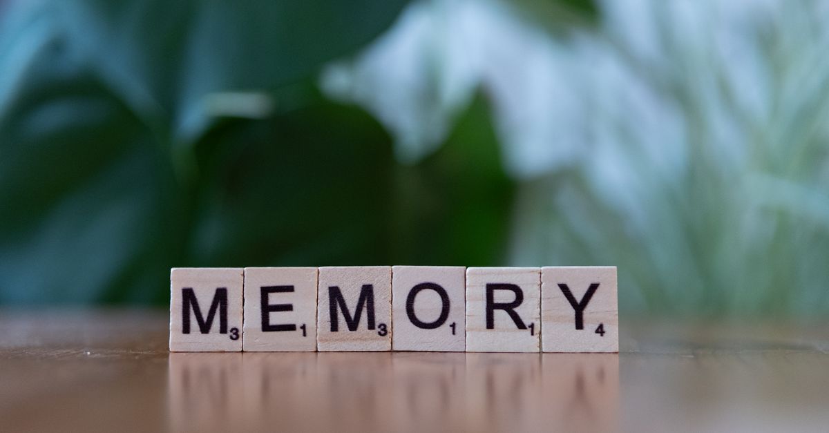 Lettres en bois formant le mot memory sur une table en bois