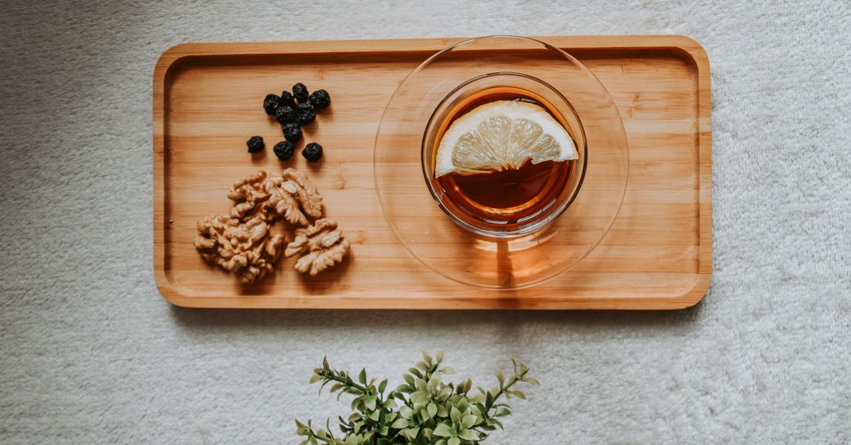 Tasse d'infusion apaisante accompagnée de noix et de fruits rouges