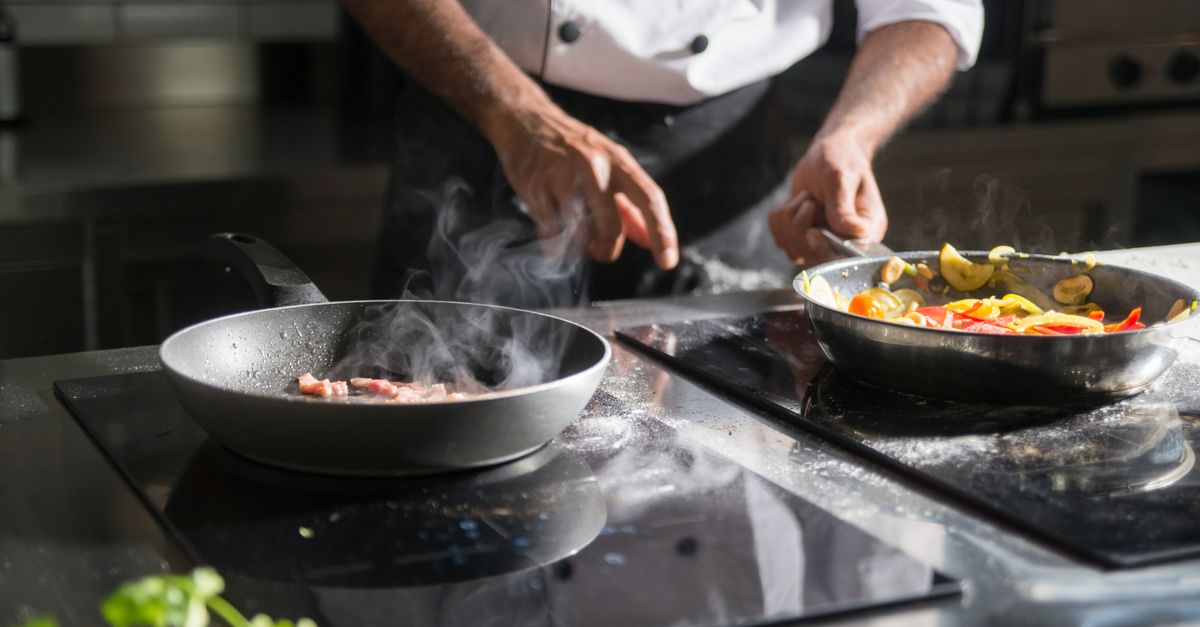 Cuisinier préparant un plat mijoté avec des ingrédients frais