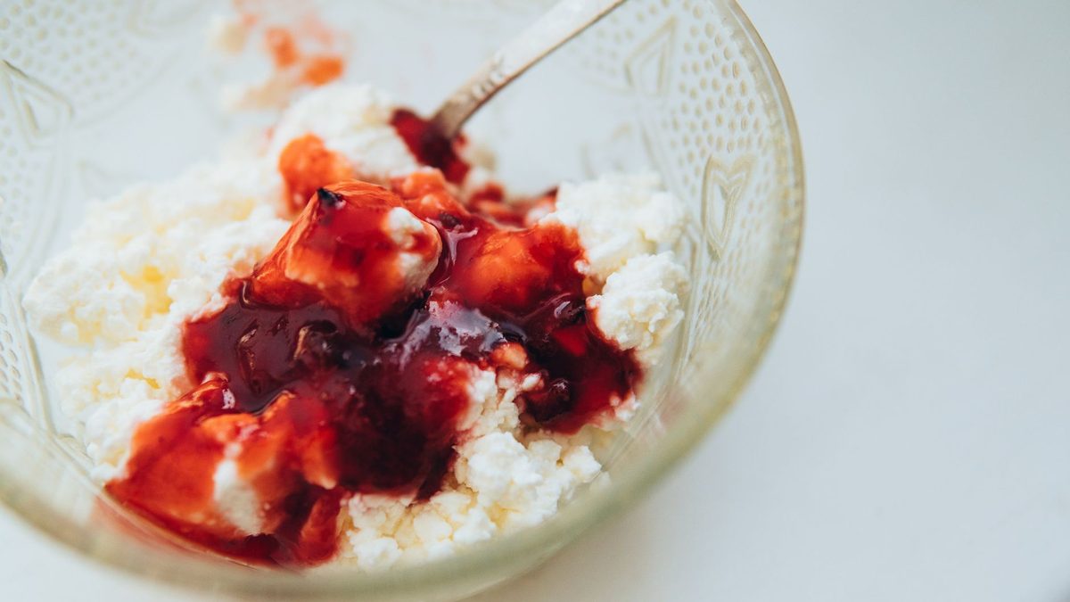 Bol de fromage blanc garni d'une coulis de fruits rouges, vue de dessus