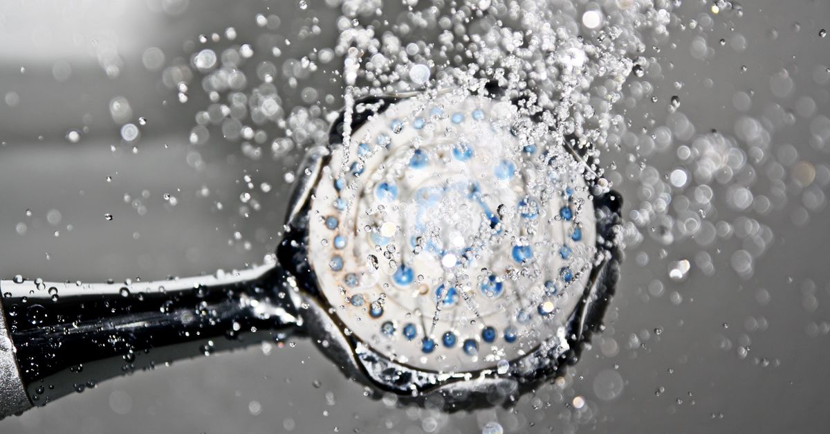 Pommeau de douche laissant s'écouler des gouttes d'eau fraîche