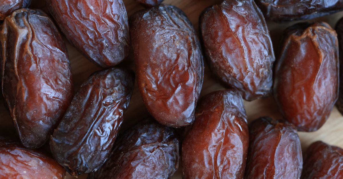 Dattes séchées dans un bol en bois